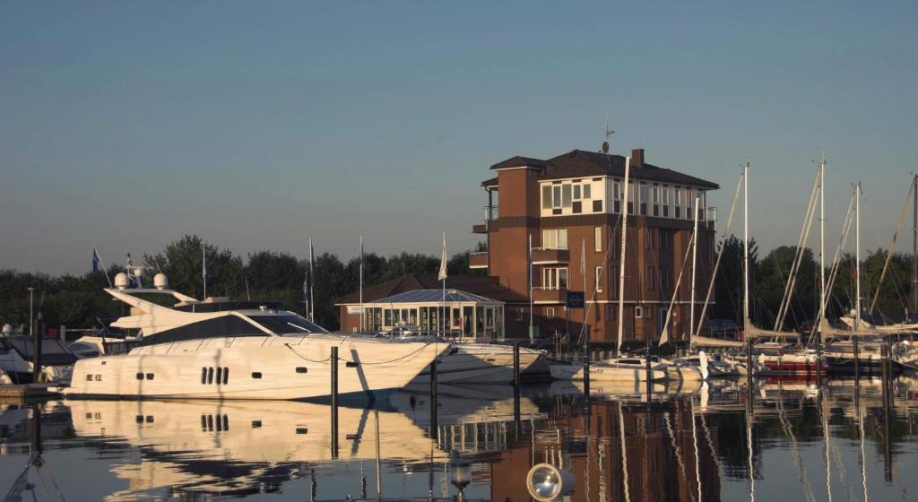 a boat docked in a marina with a building at ancora Marina Haus 2 Nr 07, Typ 2 in Neustadt in Holstein