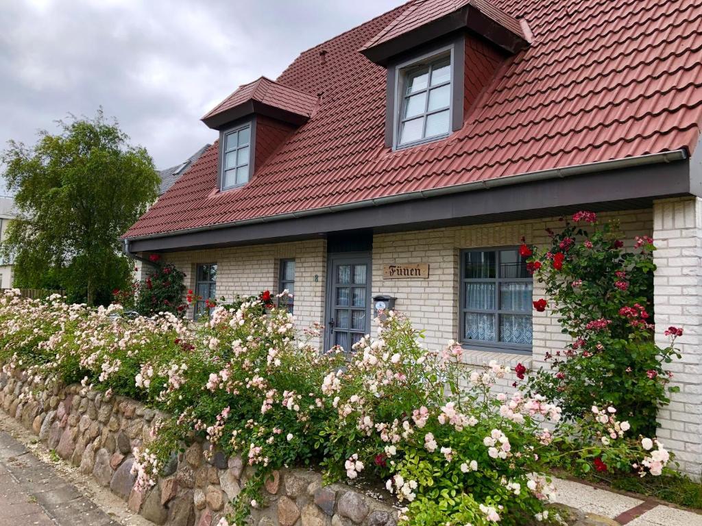 ヴィーク・アウフ・フェールにあるHaus Fünen Whg 02の赤い屋根の家