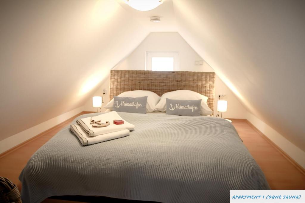 Postel nebo postele na pokoji v ubytování Tolles Studio Apartment in Tossens für junge Paare