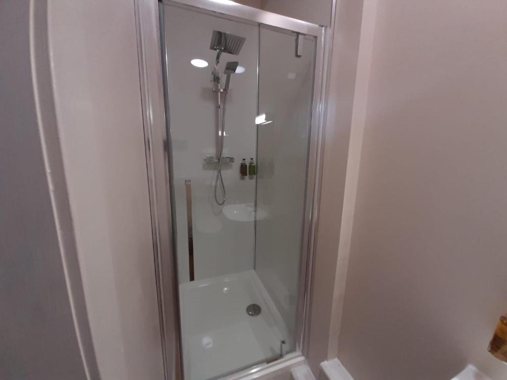 Un baño de Adelphi Hotel