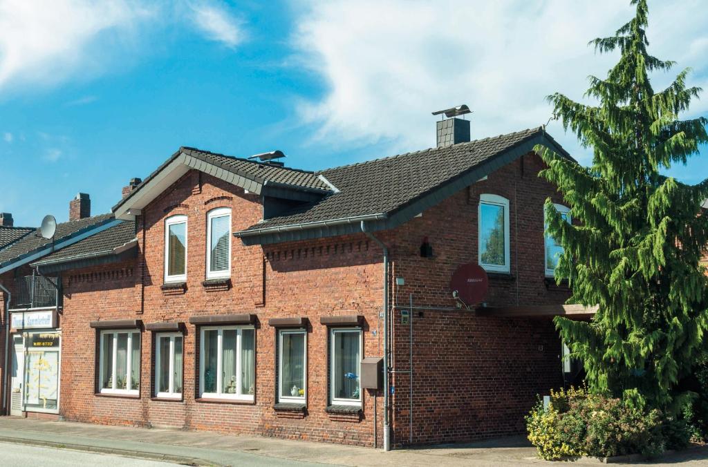 een rood bakstenen huis met een zwart dak bij Ferienwohnung Ditz I in Büdelsdorf