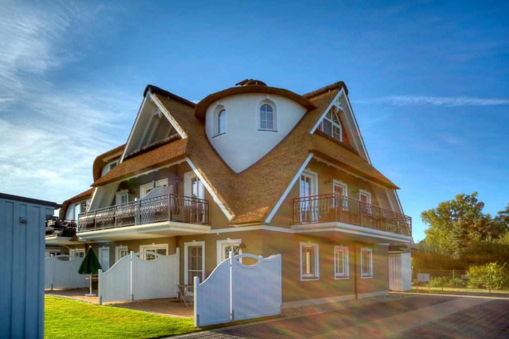 uma casa com um relógio em cima em Villa Morgentied, FW 1 em Zingst