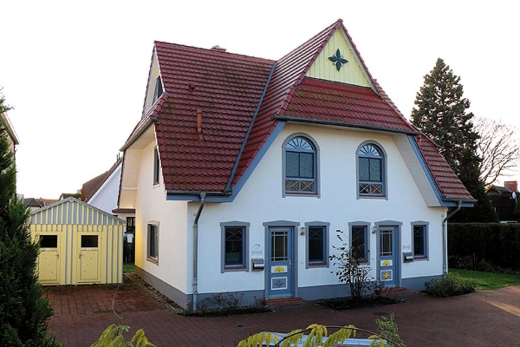 a white house with a red roof at Uns Muschelhus in Zingst