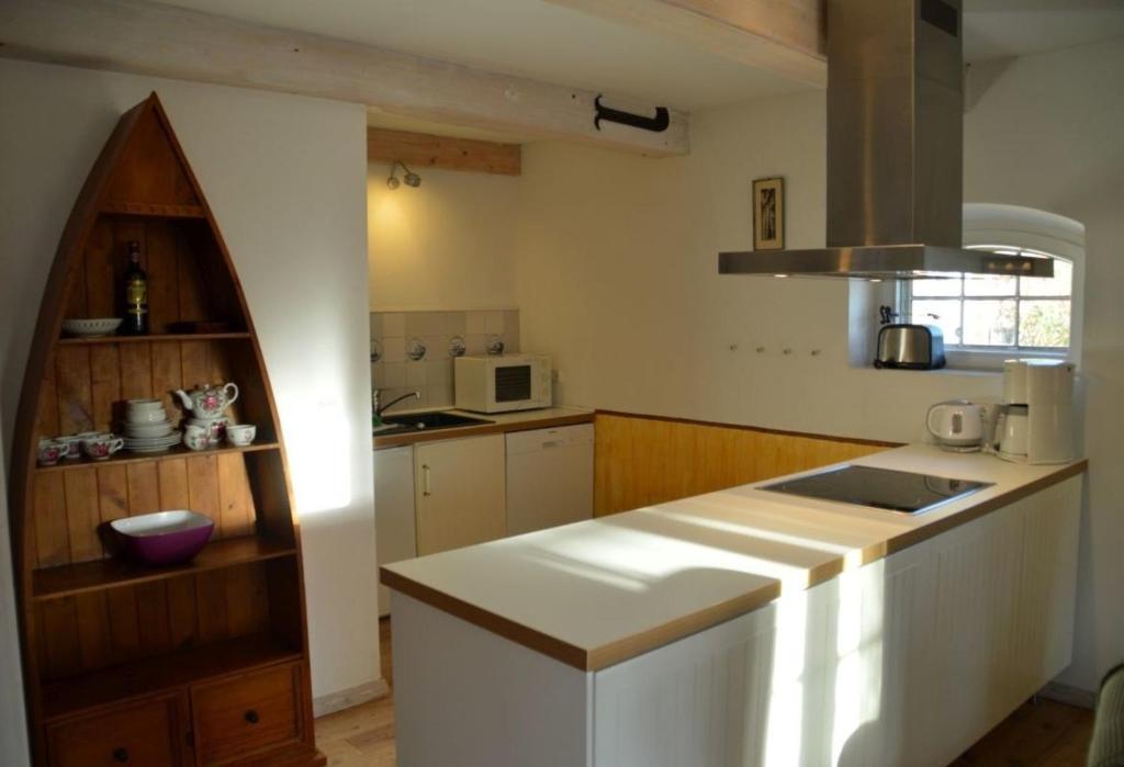 eine Küche mit einer Spüle und einer Arbeitsplatte in der Unterkunft Stallteil in Oldsum