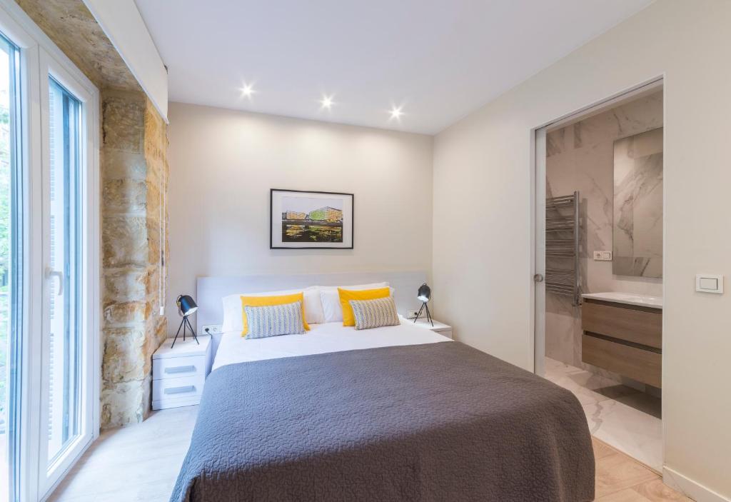 Posteľ alebo postele v izbe v ubytovaní Apartamentos Bellas Artes