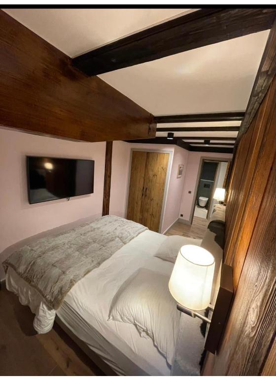 Llit o llits en una habitaci&oacute; de Luxury suite 70m2 balcon courchevel1850 parking