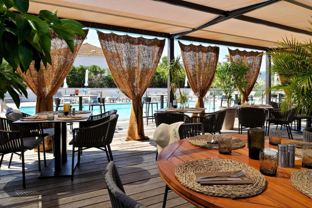 Bazén v ubytování Hôtel Spa Restaurant La Madrague nebo v jeho okolí