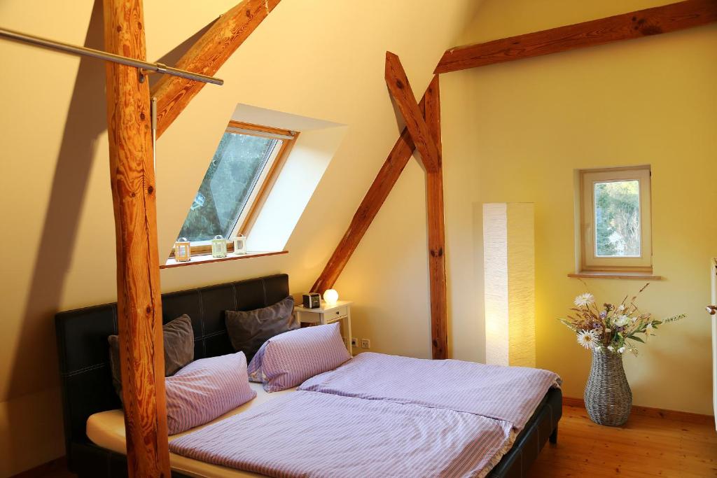 1 dormitorio con cama con dosel y postes de madera en Maisonette, en Potsdam