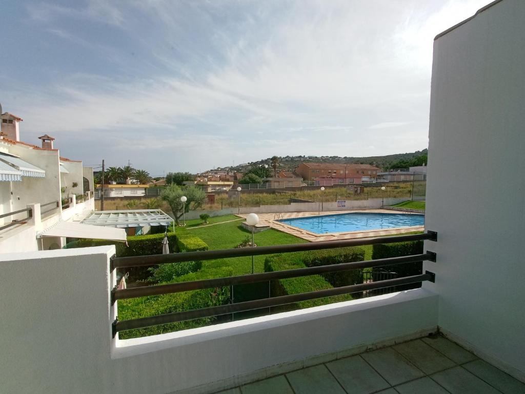 Un balcón con vista a una piscina. en Apartamento J&G Peñiscola, en Peñíscola