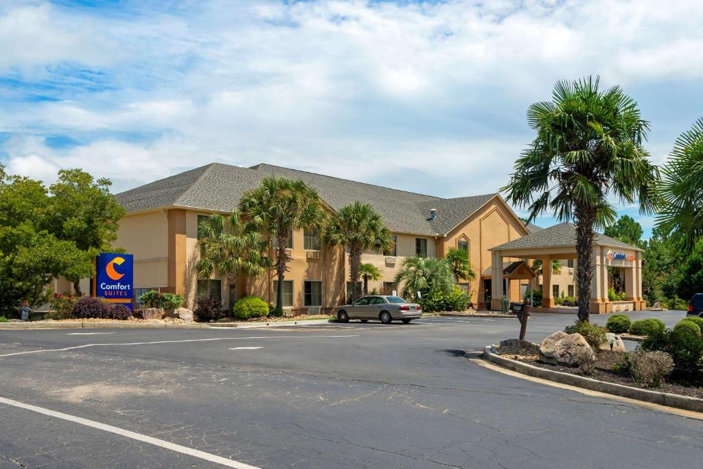 a car parked in front of a hotel with palm trees at Comfort Suites in Milledgeville