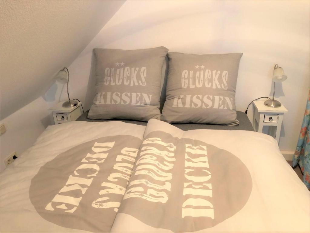 1 cama con 2 almohadas en una habitación en Ferienwohnung Villa Wolke en Sankt Wendel