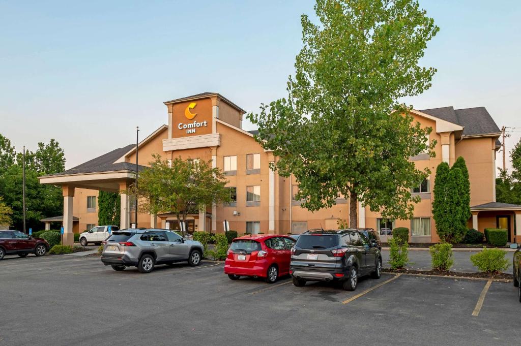 een hotel met auto's geparkeerd op een parkeerplaats bij Comfort Inn East Pickerington in Pickerington