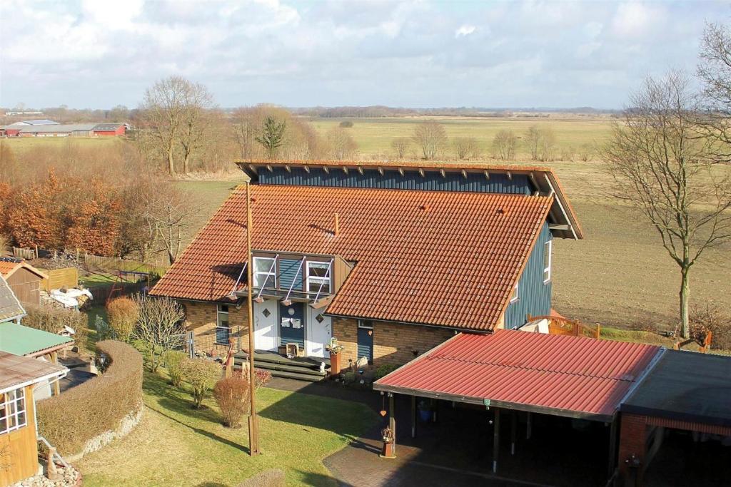 widok z góry na dom z czerwonym dachem w obiekcie Ferienwohnung Delfs w mieście Hamdorf