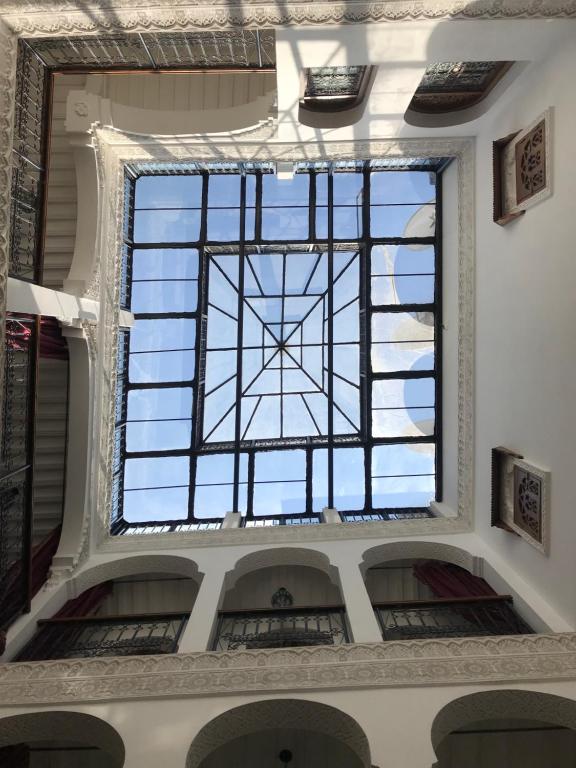 una ventana en el techo de un edificio en Riad Mouna en Marrakech