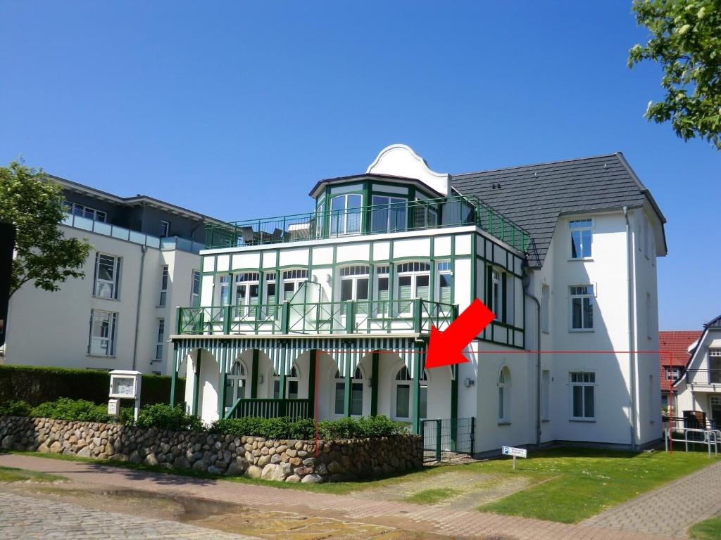 ein großes weißes Gebäude mit einem roten Pfeil darauf in der Unterkunft Seestern - Whg 2 in Wyk auf Föhr