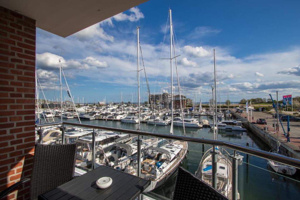 uitzicht op een jachthaven met boten in het water bij ancora Marina Haus 1 Nr 06, Typ 2 in Neustadt in Holstein