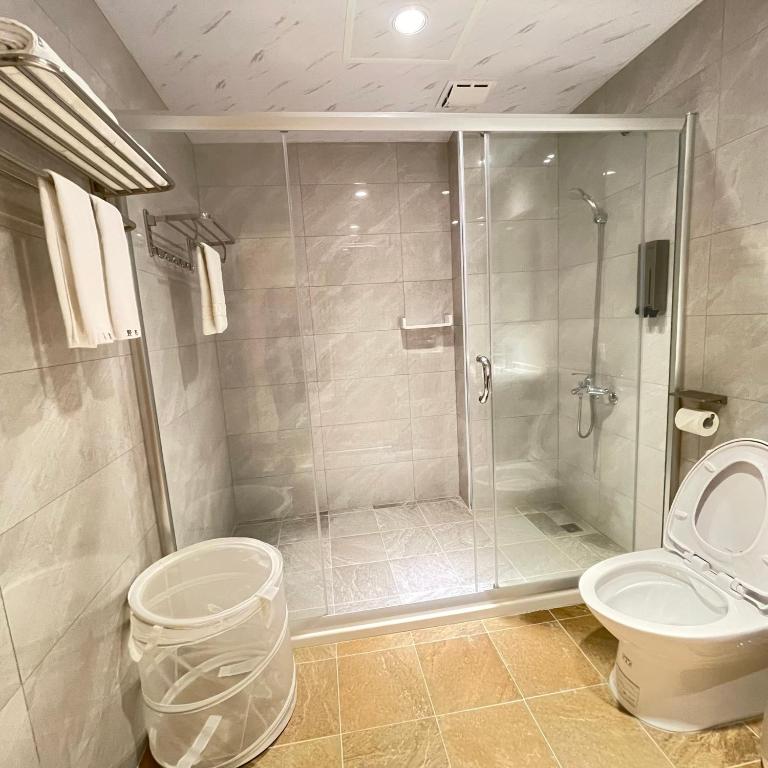a bathroom with a shower and a toilet at 墾丁聚點旅棧 2Ps Hotel in Kenting