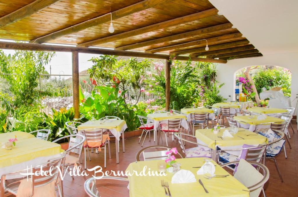 A garden outside Hotel Villa Bernardina
