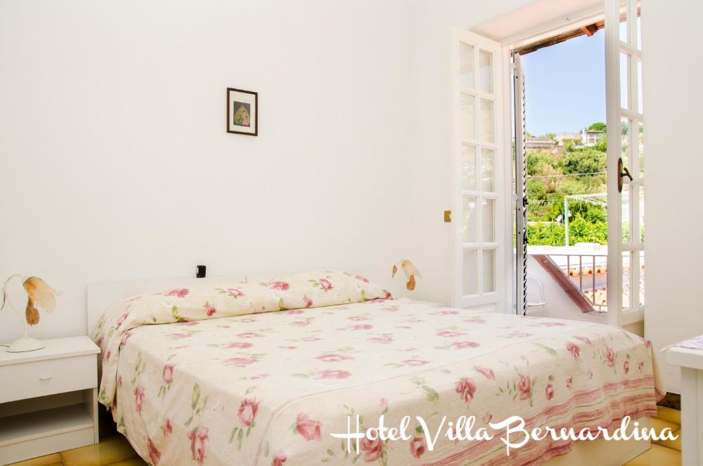 A bed or beds in a room at Hotel Villa Bernardina