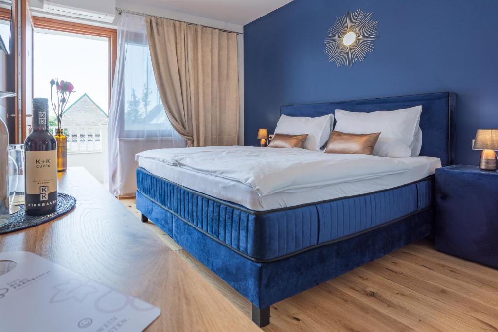 
Ein Bett oder Betten in einem Zimmer der Unterkunft Das Blaufränkisch Weinhotel & Restaurant
