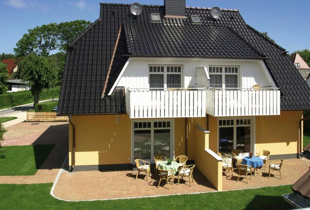 Casa amarilla con mesa y sillas en Gotland 2 en Zingst