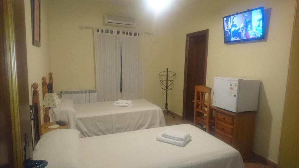 A bed or beds in a room at Hostal la Encina