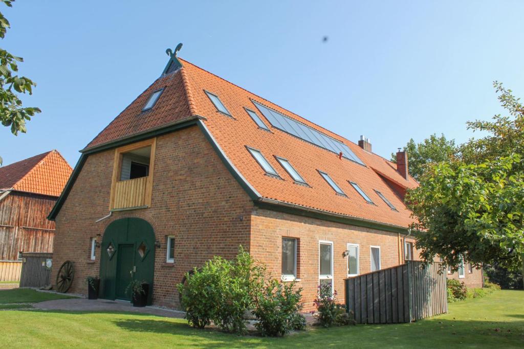 an old brick house with a pitched roof at Ferienwohnung Helmsstraße II in Ebstorf