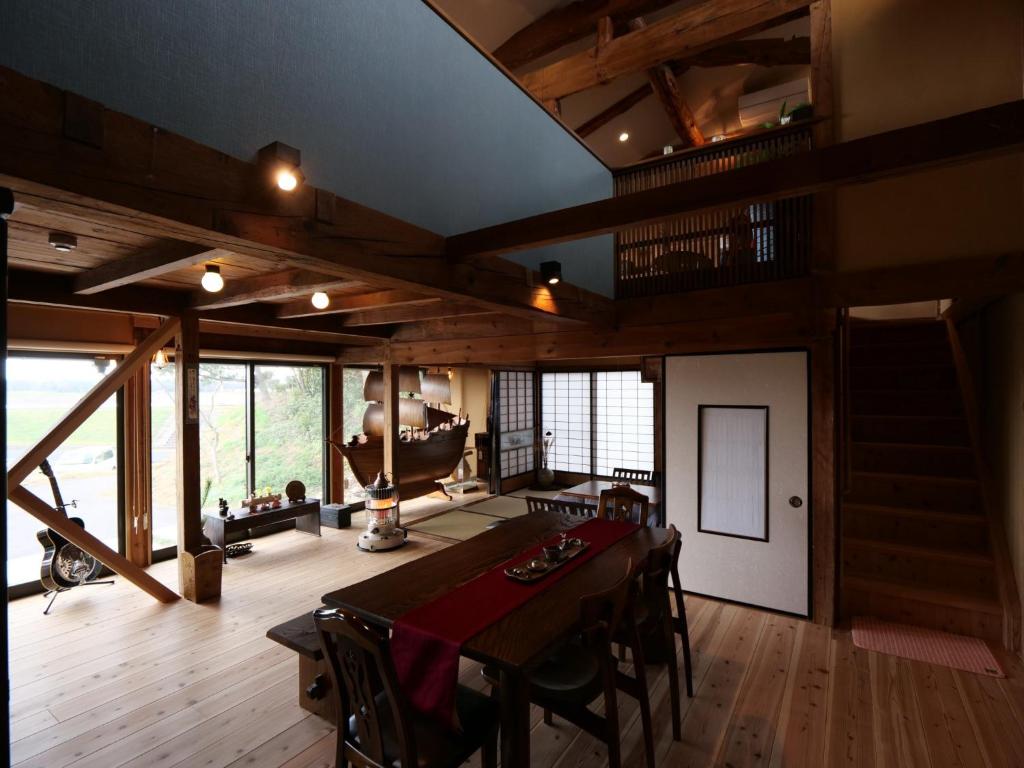 uma sala de jantar com mesa e cadeiras em Kura kawamukai / Vacation STAY 35227 em Izumo
