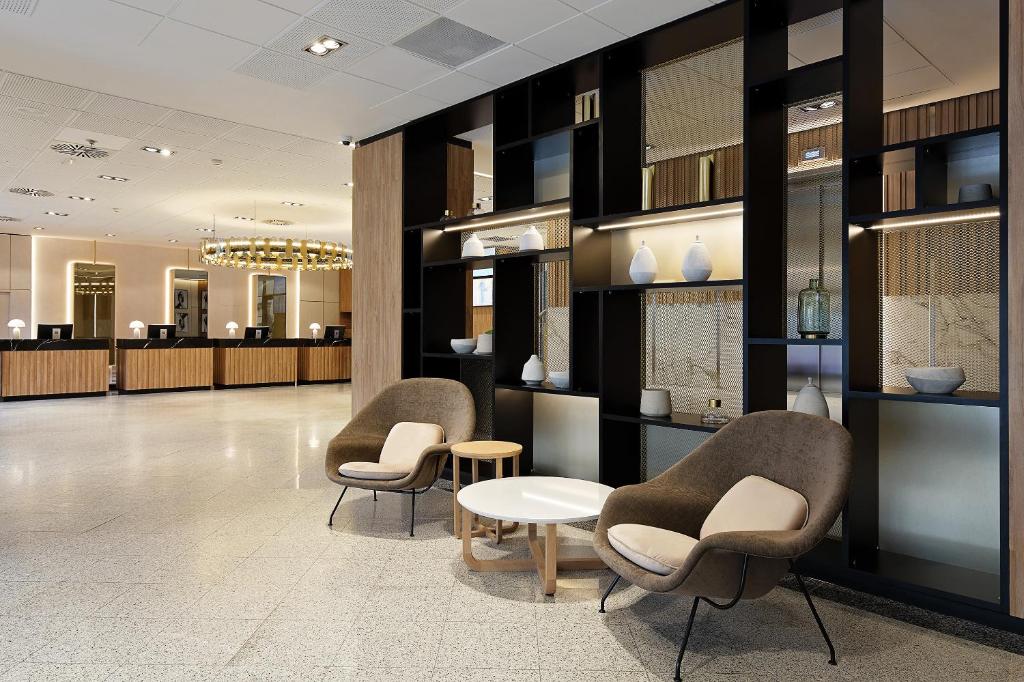 A seating area at Melia Avenida de America
