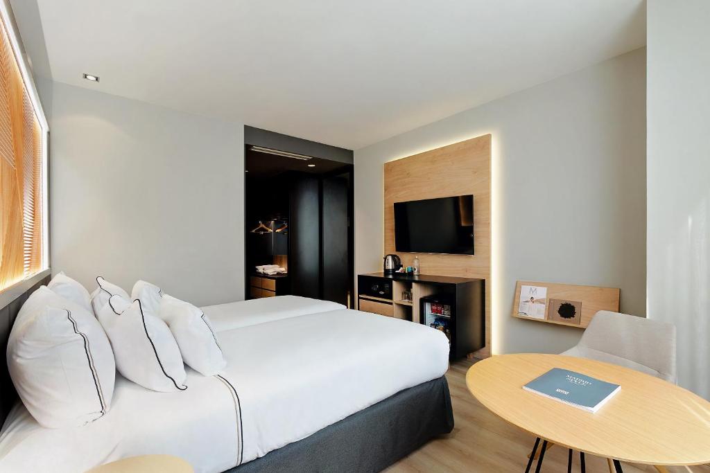 A television and/or entertainment centre at Melia Avenida de America