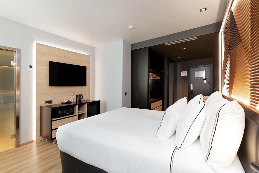 A television and/or entertainment centre at Melia Avenida de America