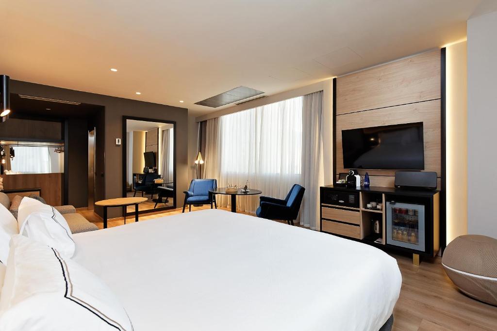 A television and/or entertainment centre at Melia Avenida de America