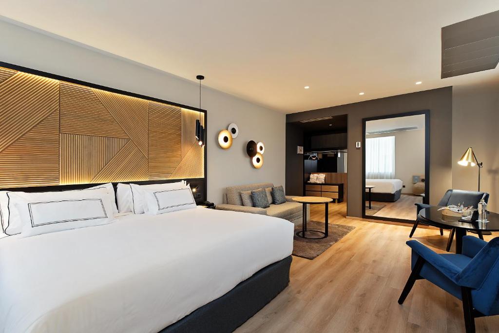 A bed or beds in a room at Melia Avenida de America