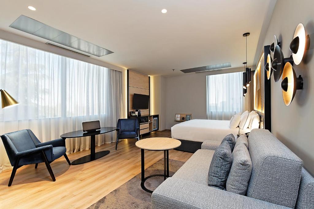 A seating area at Melia Avenida de America