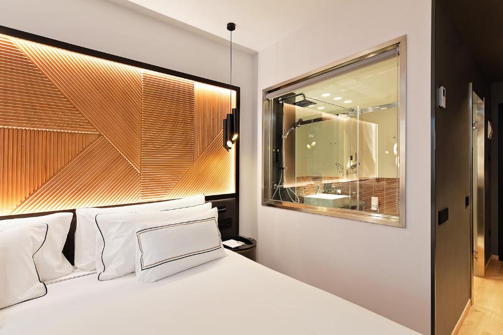 A bed or beds in a room at Melia Avenida de America