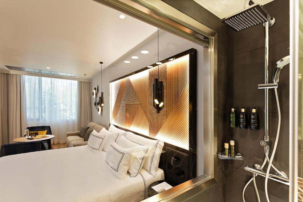 A bed or beds in a room at Melia Avenida de America