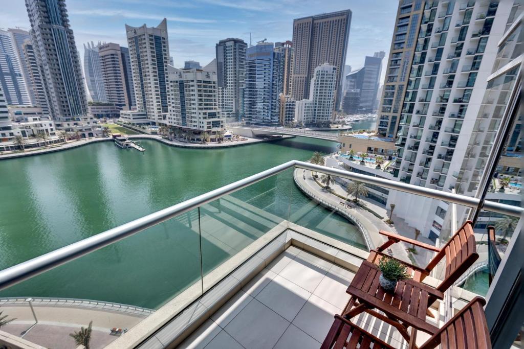 Blick auf einen Fluss in einer Stadt mit Gebäuden in der Unterkunft Park Island, Dubai Marina in Dubai