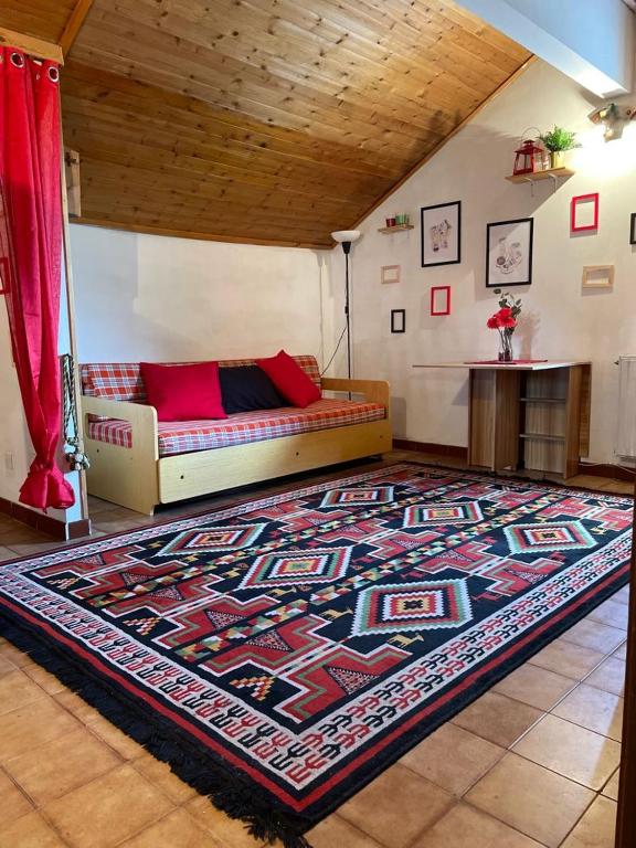 ein Wohnzimmer mit einem Sofa und einem Teppich auf dem Boden in der Unterkunft B&B Casa Ori 2 in Miroglio