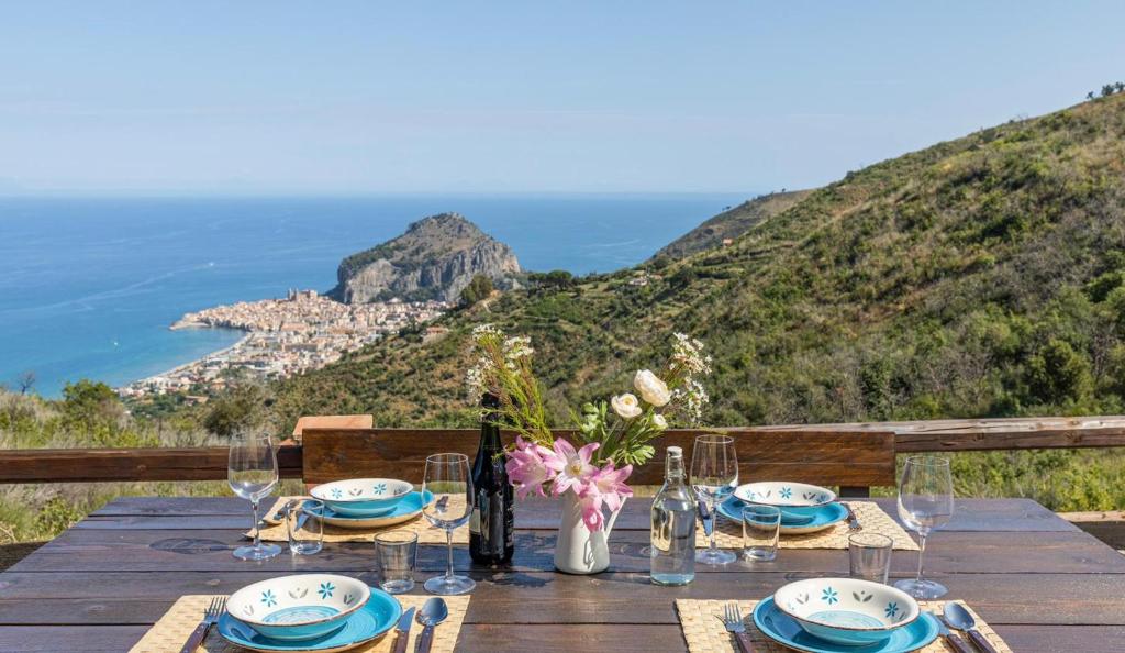 - une table en bois avec vue sur l'océan dans l'établissement malandrino cottage, à Cefalù