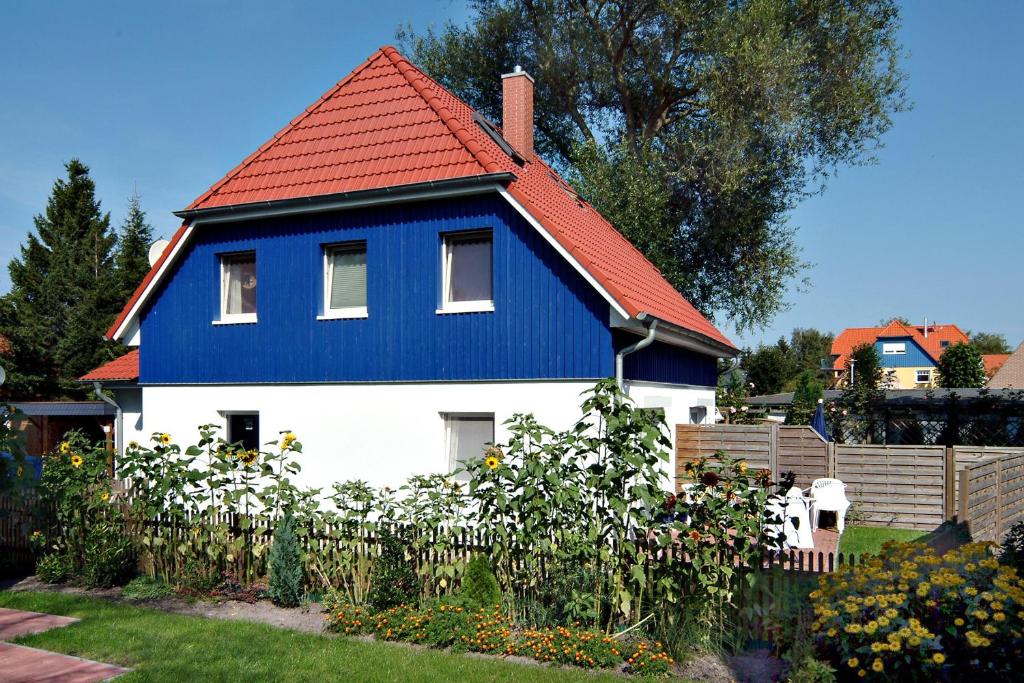 ツィングストにあるKüstentiedの赤屋根の青白家