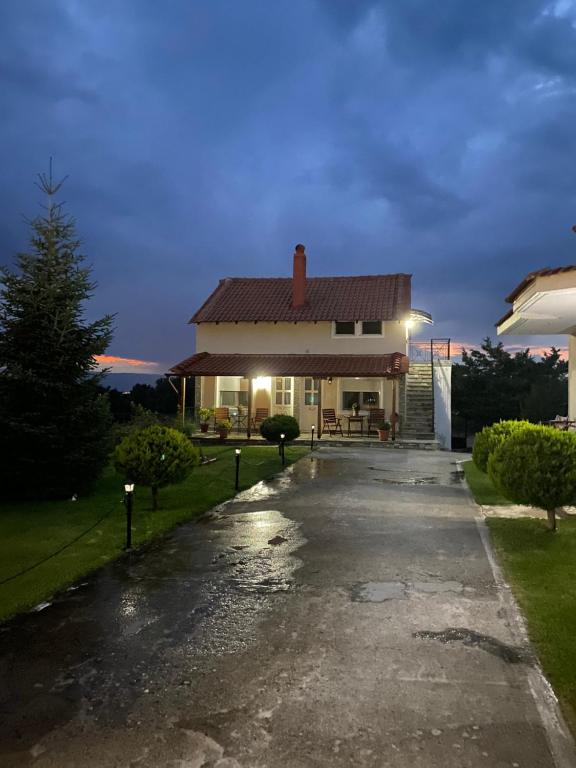 a house with a driveway at night at Guesthouse Anestis in &Aacute;ngistron