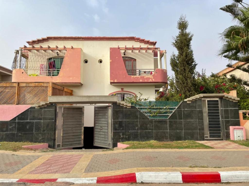 une maison sur le côté d'une rue dans l'établissement Duplex sidi bouzid, à Sidi Bouzid