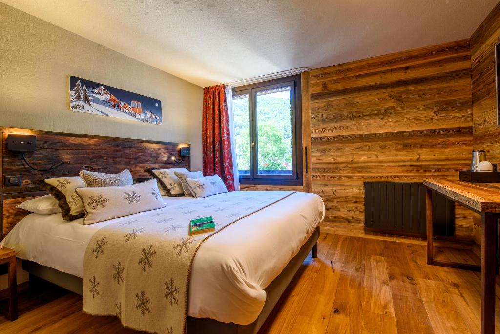 Postel nebo postele na pokoji v ubytování Hôtel Neste de Jade