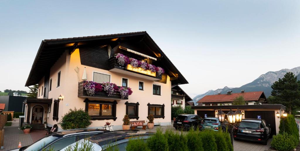 Nespecifikovaný výhled na hory nebo výhled na hory při pohledu z hotelu