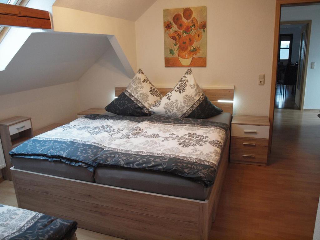 ein Schlafzimmer mit einem Bett mit Kissen darauf in der Unterkunft Attraktive FeWo in Rosenthal am Rennsteig in Neundorf