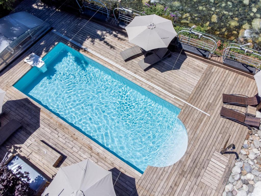 Bazén v ubytování Hôtel Neste de Jade nebo v jeho okolí