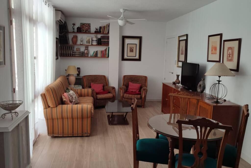 uma sala de estar com dois sofás e uma mesa em MUY CÉNTRICO, A 8 MIN DEL AVE ANDANDO, REFORMADO. em Córdoba
