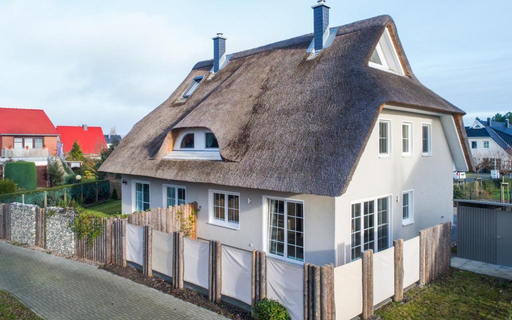 a white house with a thatched roof at Seeadler - a26427 in Zingst