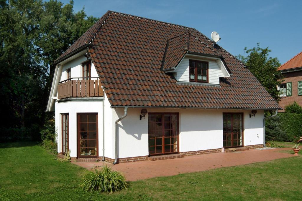 a white house with a brown roof at Zähler, Brunhilde in Zingst