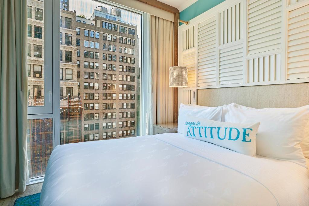 Ein Bett oder Betten in einem Zimmer der Unterkunft Margaritaville Resort Times Square
